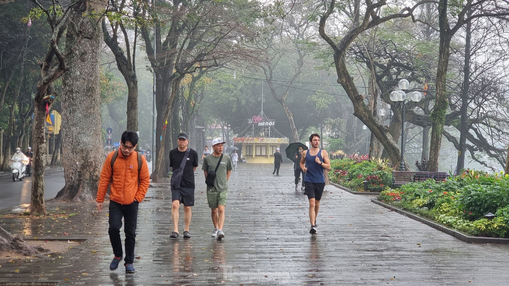 Có một Hà Nội 'mơ màng' trong làn mưa bụi, sương mù ảnh 1