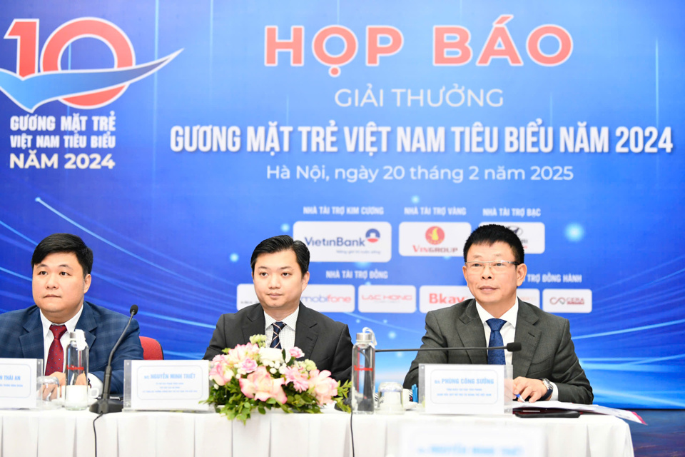 Đại diện Ban Tổ chức giải thưởng tại buổi họp báo.