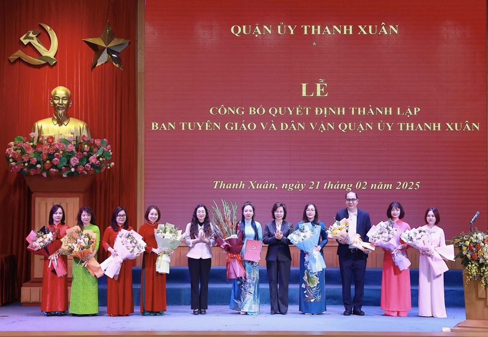 Ủy viên Ban Thường vụ Thành ủy, Bí thư Quận ủy Thanh Xuân Bùi Huyền Mai và Phó Trưởng Ban Tuyên giáo và Dân vận Thành ủy Hà Nội Nguyễn Thị Huệ trao Quyết định thành lập Ban Tuyên giáo và Dân vận Quận ủy Thanh Xuân