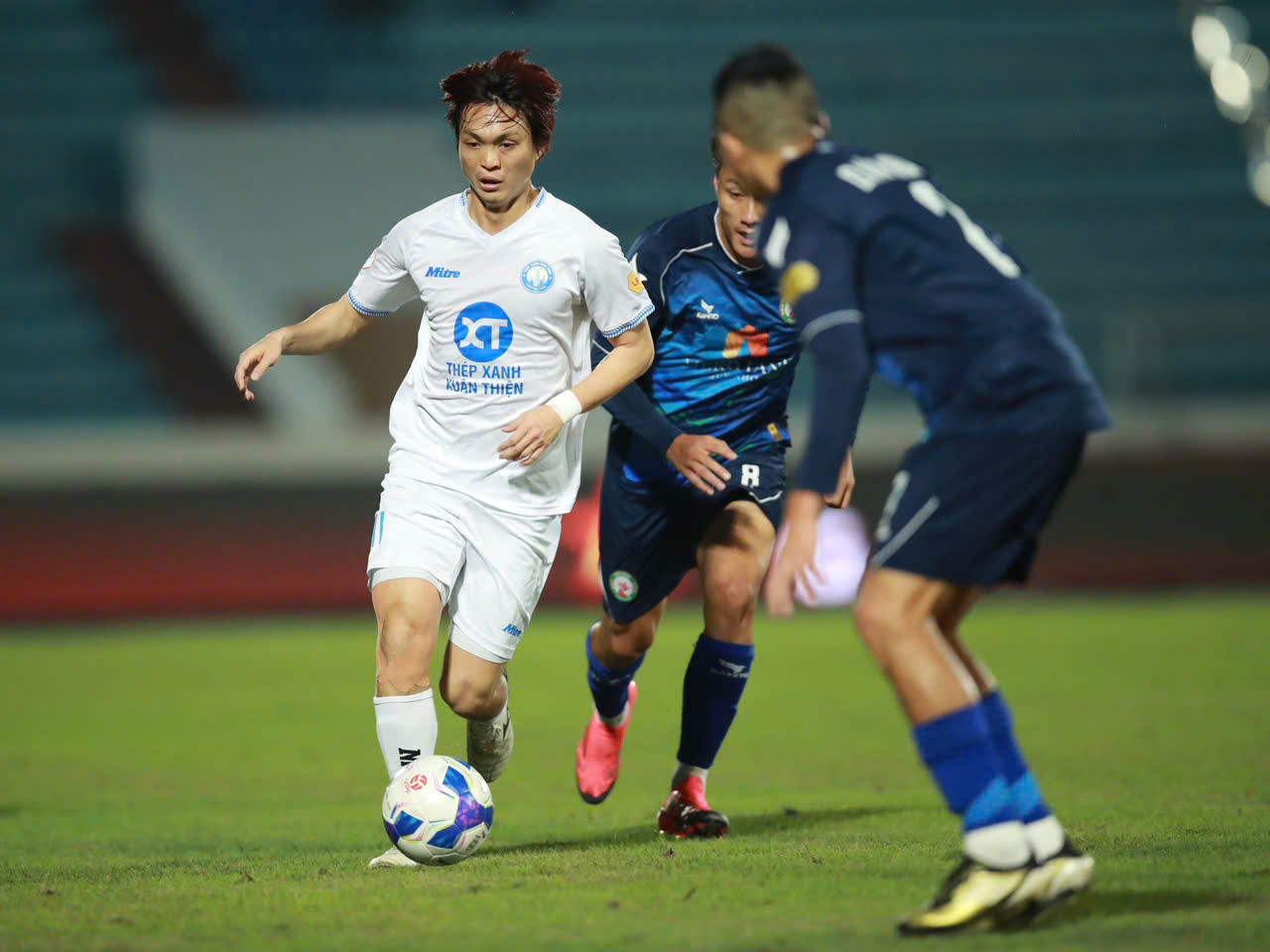 Tuấn Anh rực sáng, CLB Nam Định thắng đậm Bình Định: Cuộc đua vô địch V-League gay cấn- Ảnh 1.