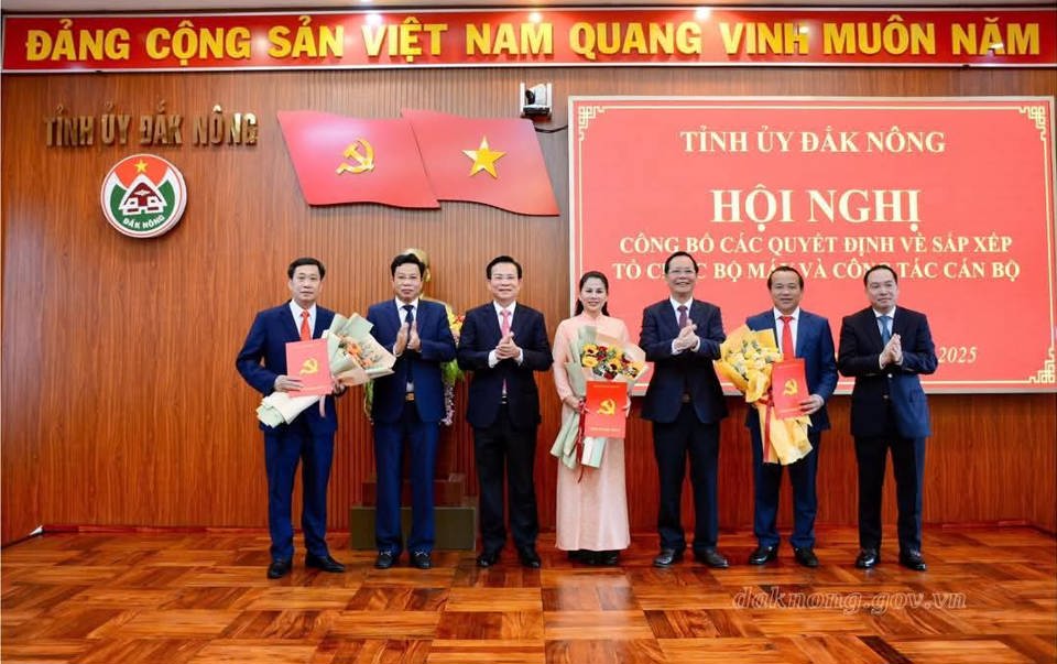 Thường trực Tỉnh ủy Đắk Nông trao quyết định, tặng hoa chúc mừng các cán bộ được điều động, bổ nhiệm.