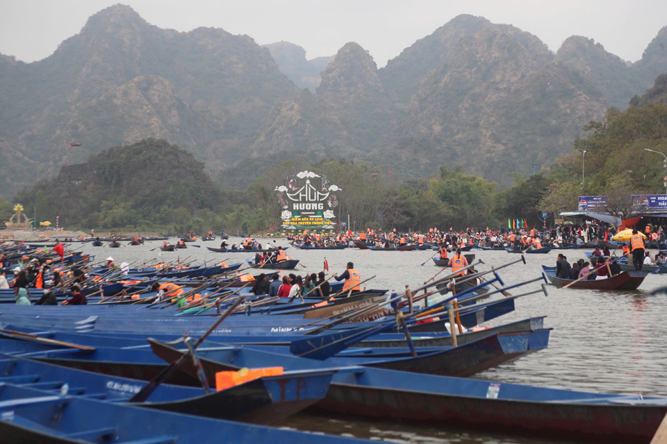 Đến ngày 2/2, tức Mùng 5 Tết Nguyên đán Ất Tỵ, chùa Hương đã đón gần 6 vạn lượt khách đến thăm quan, lễ chùa.