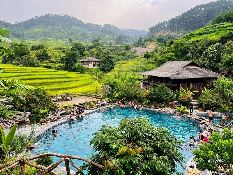 Dân tình đang kéo lên một cái hồ bên dòng suối cách trung tâm TP Yên Bái khoảng 110km - Ảnh 1.