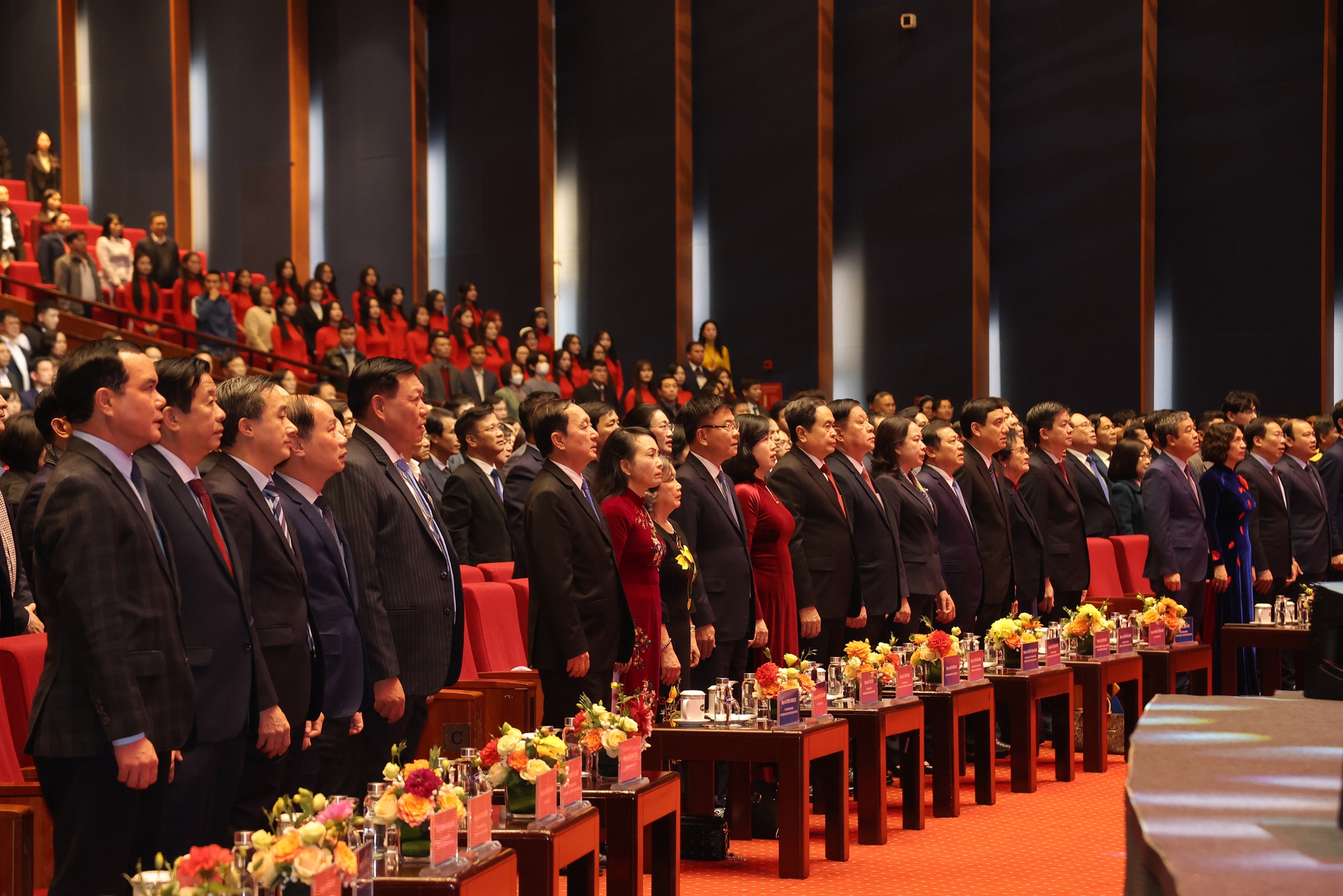 Chủ tịch Quốc hội: 'Dành sự quan tâm thiết thực, đảm bảo môi trường làm việc an toàn, thuận lợi cho các y, bác sĩ'- Ảnh 1.