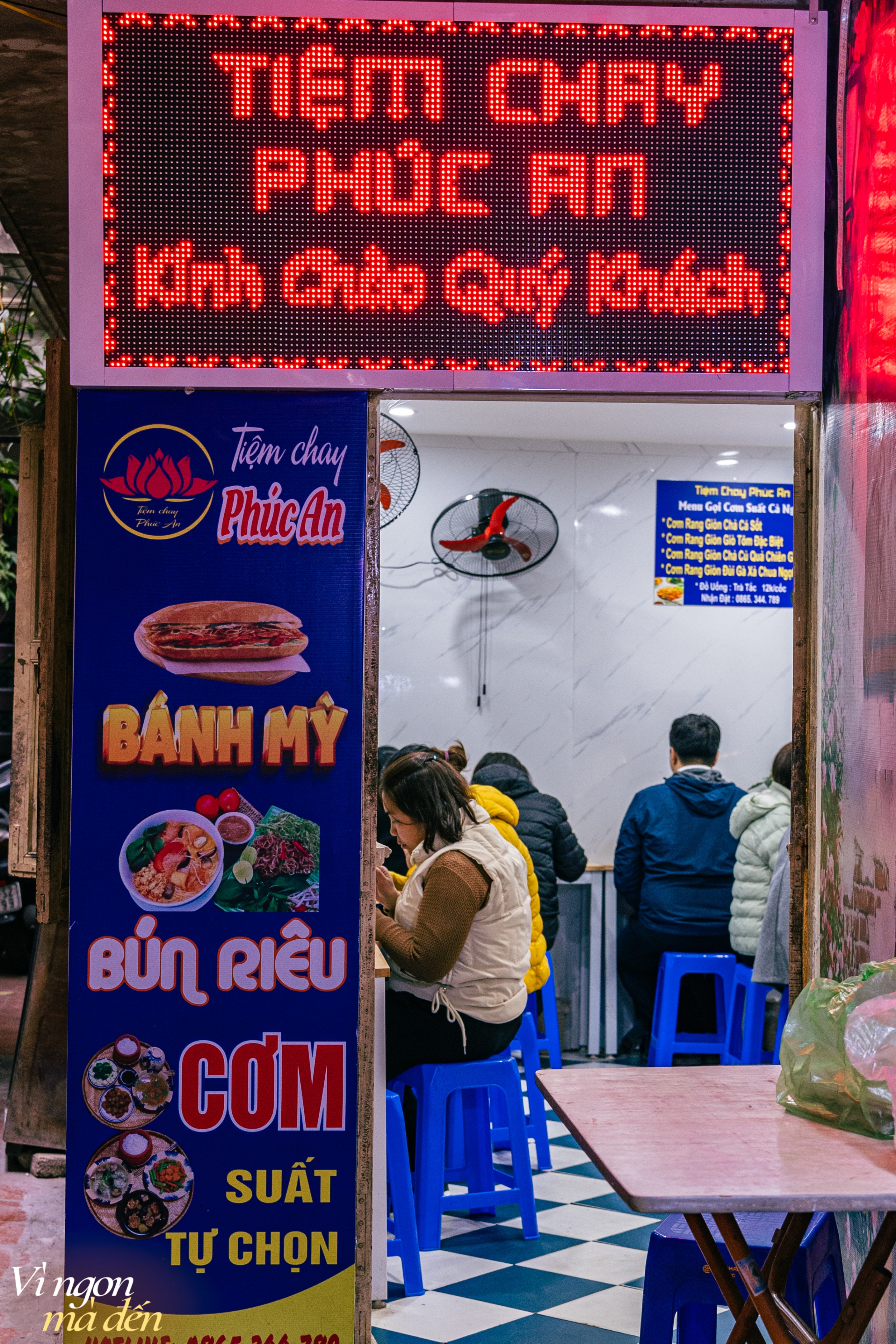 Quán chay bé xíu giữa trung tâm Hà Nội khách ngồi theo kiểu... úp mặt vào tường, đổi người nấu nhiều lần vì đủ lý do éo le, nhưng quan trọng là đồ ăn chất lượng ổn - Ảnh 1. Quán chay bé xíu giữa trung tâm Hà Nội khách ngồi theo kiểu... úp mặt vào tường, đổi người nấu nhiều lần vì đủ lý do éo le, nhưng quan trọng là đồ ăn chất lượng ổn - Ảnh 1.