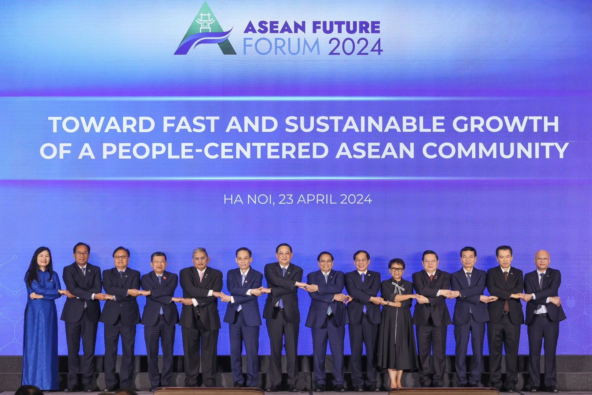 Thủ tướng Phạm Minh Chính và Thủ tướng Lào Sonexay Siphandone cùng trưởng đoàn các nước ASEAN tham dự Diễn đàn Tương lai ASEAN 2024. 