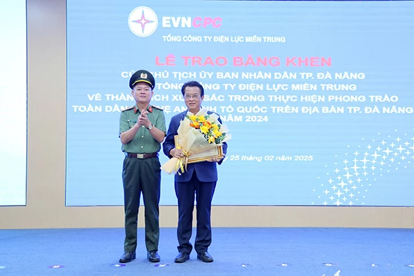 Tông giám đốc EVNCPC Ngô Tấn Cư thay mặt Tổng công ty nhận Bằng khen của Chủ tịch UBND TP Đà Nẵng.