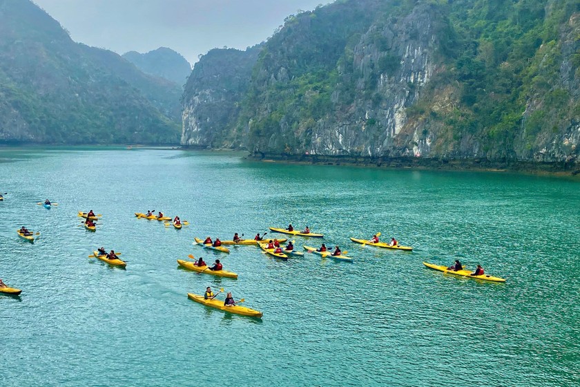 Du khách trong và ngoài nước tham gia các hoạt động du lịch đầu năm ở Vịnh Lan Hạ, TP Hải Phòng. (Ảnh: PV)