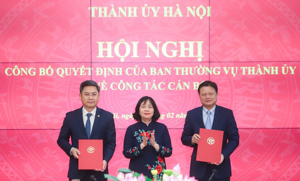 Bí thư Thành uỷ Bùi Thị Minh Hoài trao quyết định cho đồng chí Vũ Đức Bảo và đồng chí Hà Minh Hải.