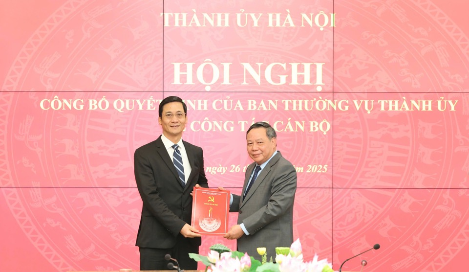 Phó Bí thư Thường trực Thành ủy Nguyễn Văn Phong trao quyết định cho đồng chí Lê Thanh Nam.