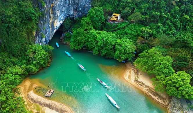 Du lịch Quảng Bình khởi sắc, tăng tần suất chuyến bay dịp Tết - Ảnh 1.