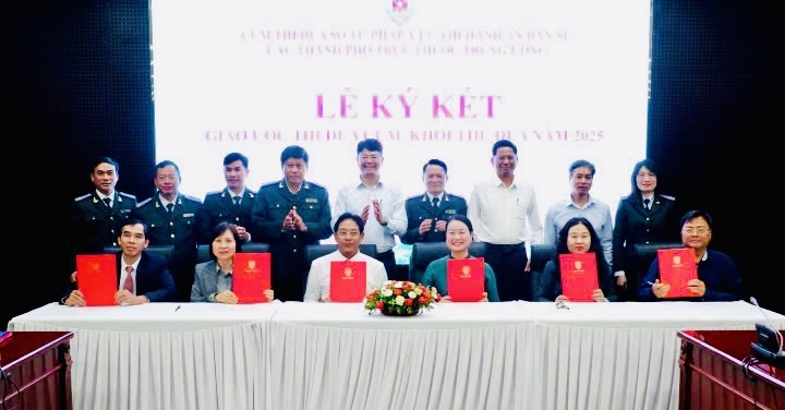Đại diện các đơn vị trong Cụm thi đua ký kết giao ước thi đua năm 2025. Ảnh: Cổng thông tin TP. Đà Nẵng