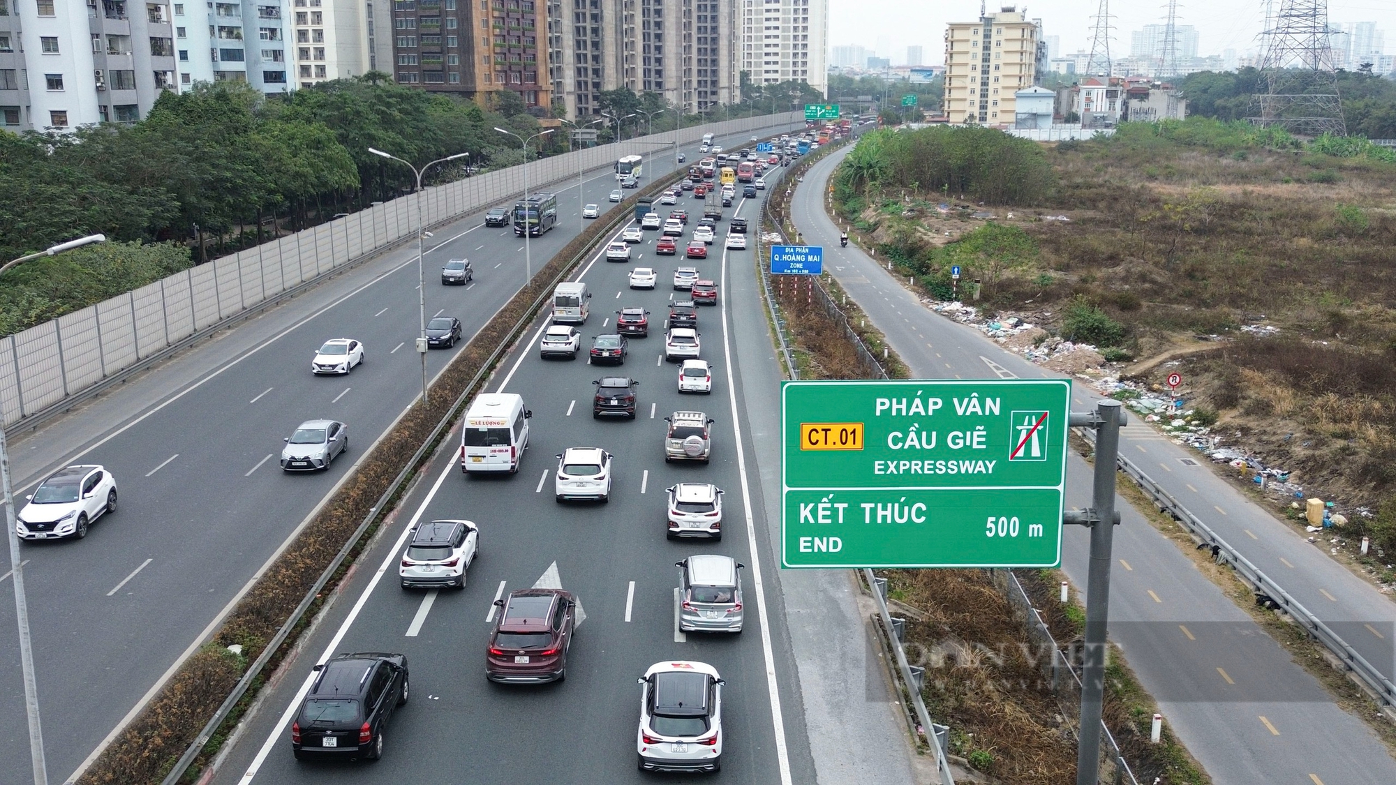 Đường cửa ngõ Hà Nội ùn tắc 3km, hàng loạt ôtô đi vào làn khẩn cấp trong ngày cuối kỳ nghỉ Tết- Ảnh 1.