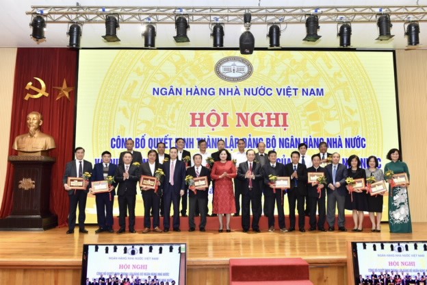 Thống đốc NHNN tặng hoa vinh danh lãnh đạo nghỉ hưu trước tuổi