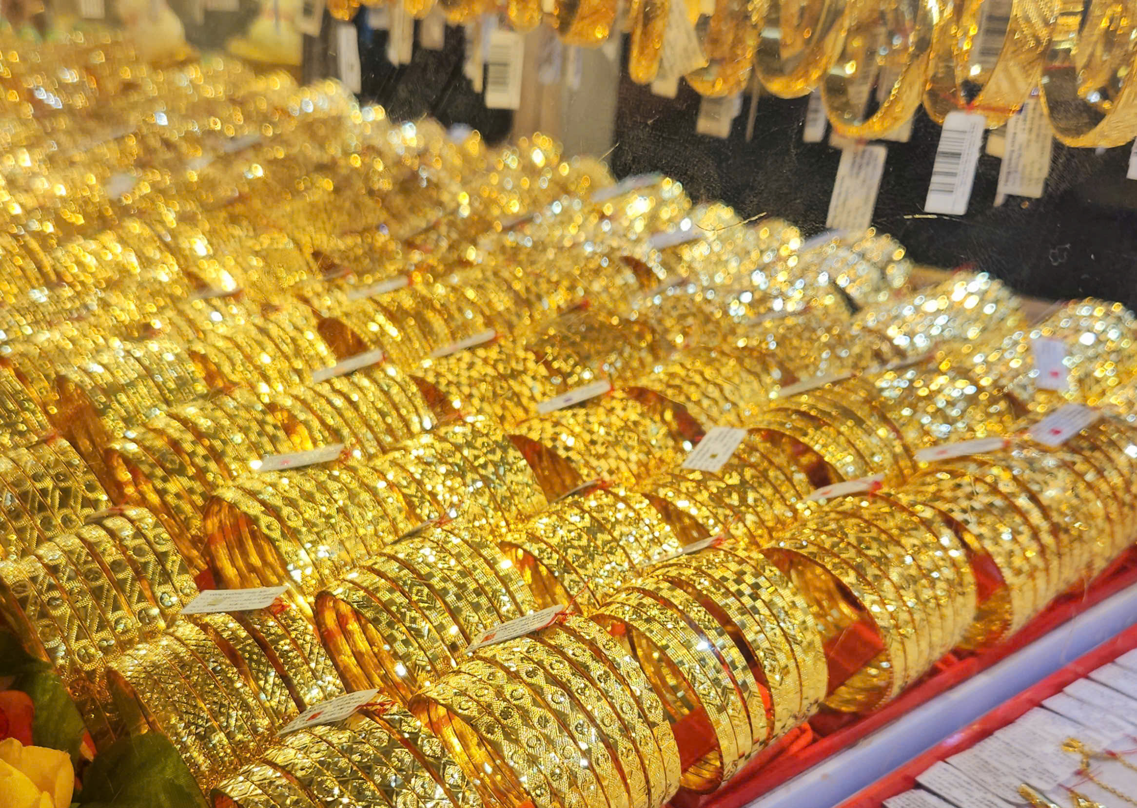 Giá vàng miếng SJC và vàng nhẫn tăng vọt, tiến sát 91 triệu đồng/lượng- Ảnh 1. Giá vàng miếng SJC và vàng nhẫn tăng vọt, tiến sát 91 triệu đồng/lượng- Ảnh 1.