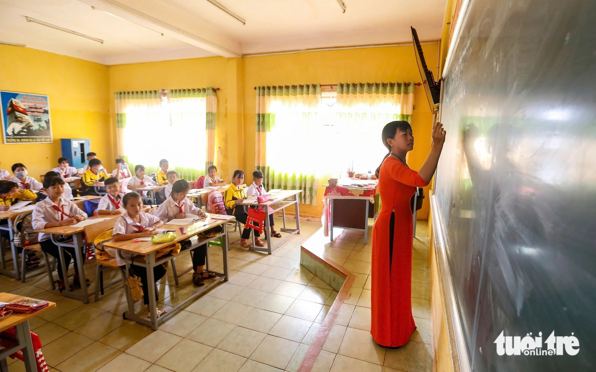 Giáo viên vùng đặc biệt khó khăn mất trợ cấp vì... xã đạt chuẩn nông thôn mới - Ảnh 1.