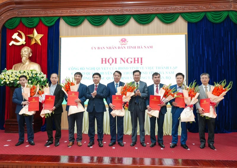  Lãnh đạo tỉnh Hà Nam trao quyết định, tặng hoa chúc mừng Ban Giám đốc Sở Nông nghiệp và Môi trường. Ảnh: Hà Nam