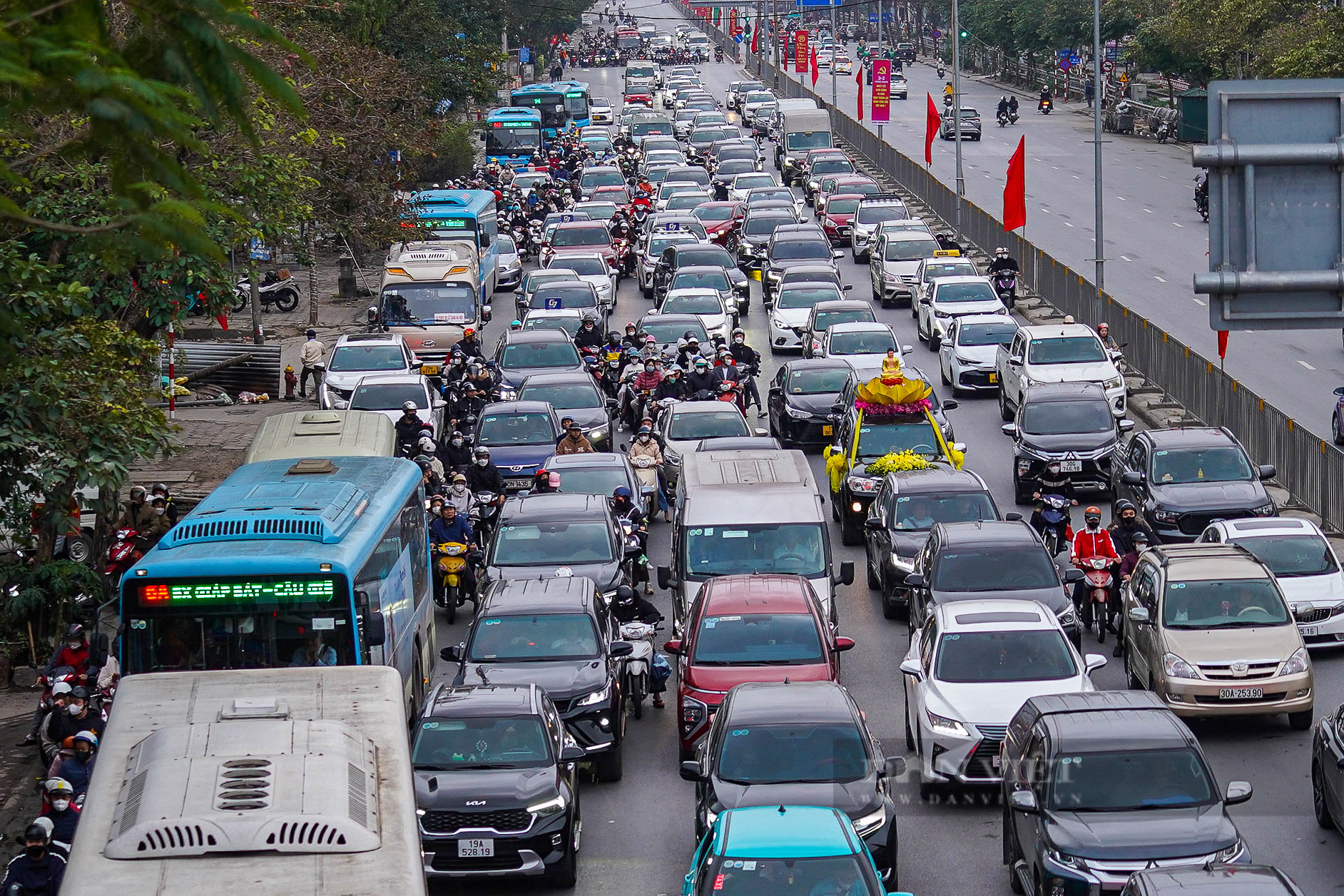 Hàng dài phương tiện ùn ùn nối đuôi nhau trở lại Hà Nội sau kỳ nghỉ Tết Nguyên đán 2025- Ảnh 1.