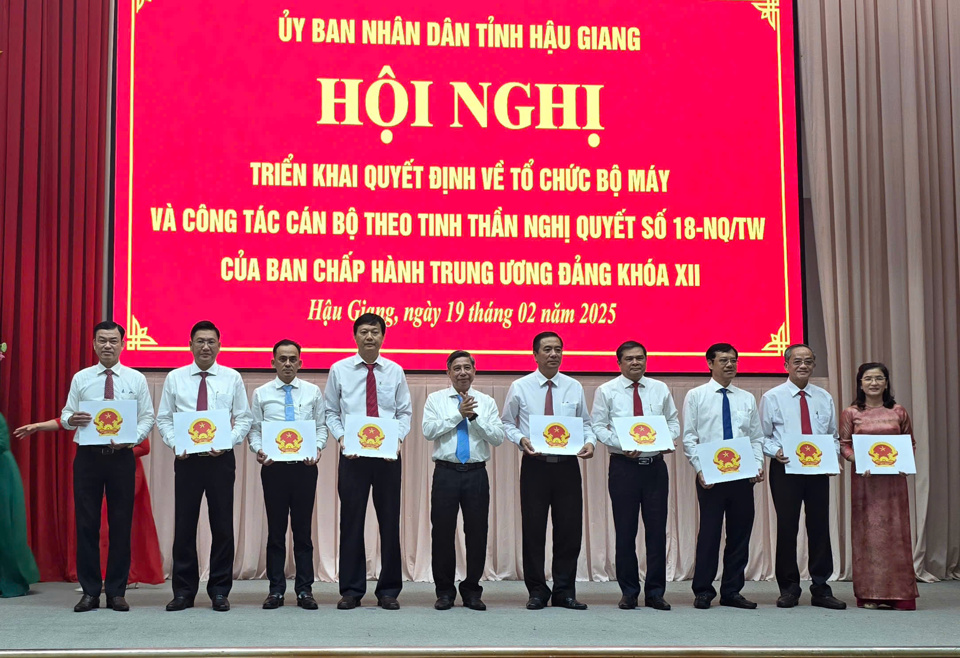 Ông Đồng Văn Thanh - Bí thư Tỉnh ủy, Chủ tịch HĐND tỉnh Hậu Giang trao quyết định cho lãnh đạo các sở sau sắp xếp. Ảnh: CK.