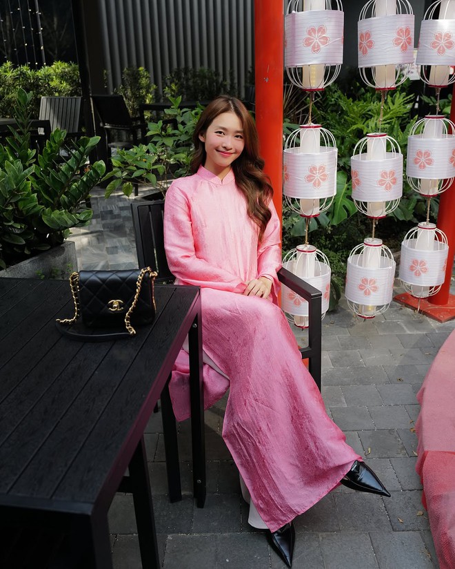 Hết tết còn xuân, áo dài vẫn giữ vẹn nét duyên đầu năm- Ảnh 1. Hết tết còn xuân, áo dài vẫn giữ vẹn nét duyên đầu năm- Ảnh 1.