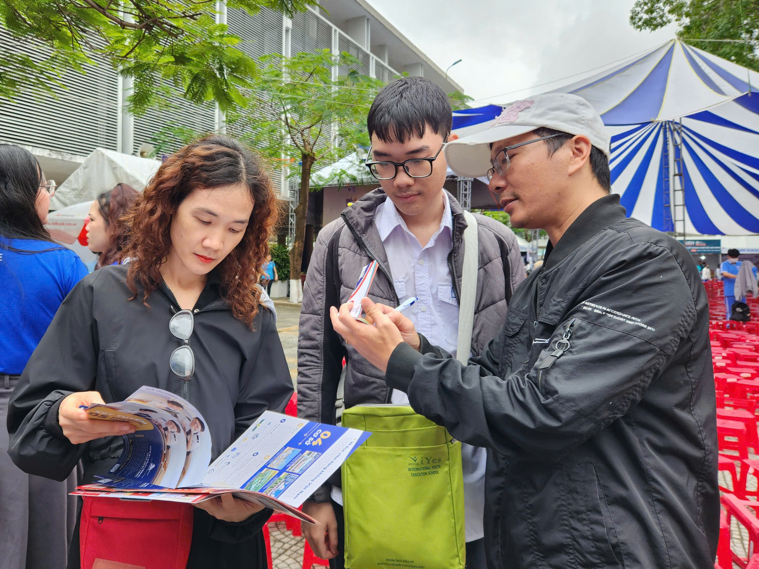 Đà Nẵng: Học sinh thích thú khám phá gian hàng tư vấn mùa thi năm 2025- Ảnh 3.