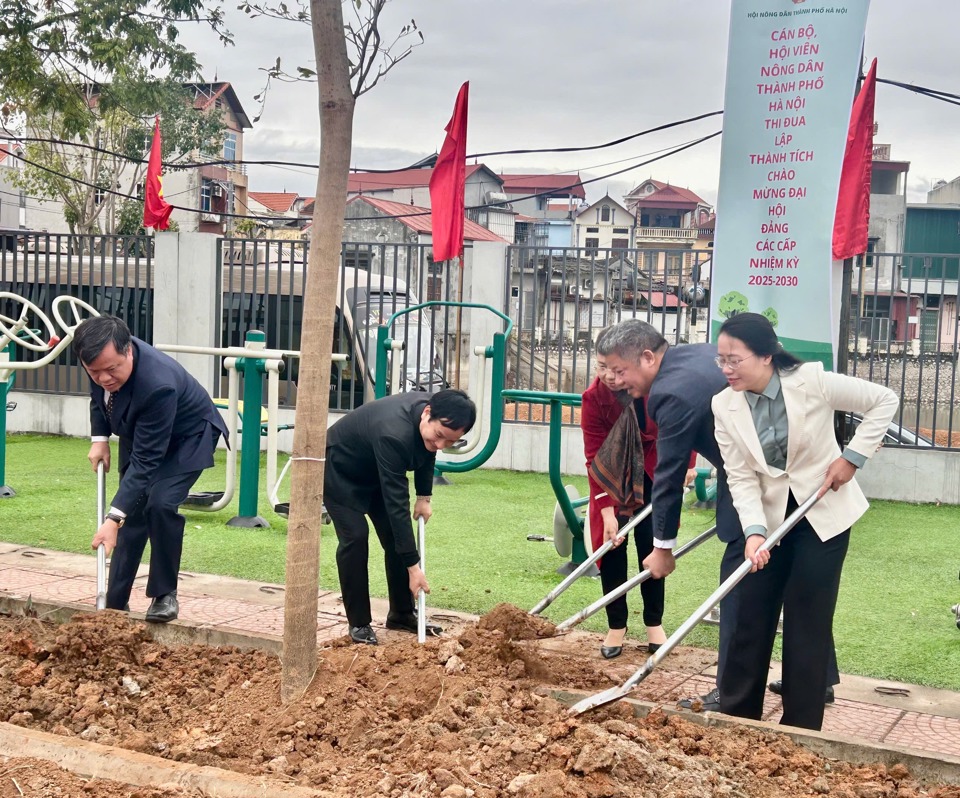 Các đại biểu tham gia trồng cây tại xã Phụng Thượng, huyện Phúc Thọ.