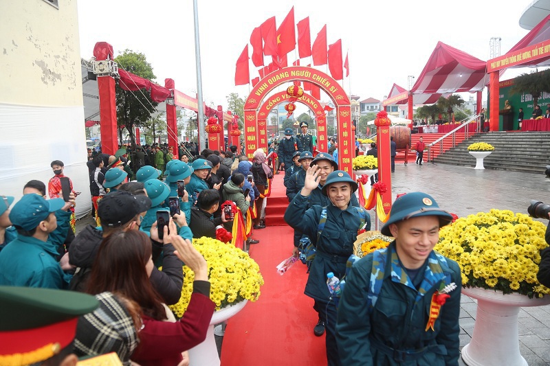 Các tân binh sẽ bước qua Cổng vinh quang, tiếp nối truyền thống cha anh, lên đường làm nhiệm vụ xây dựng và bảo vệ Tổ quốc.  Ảnh: Lễ giao, nhận quân năm 2024 tại Hà Nội