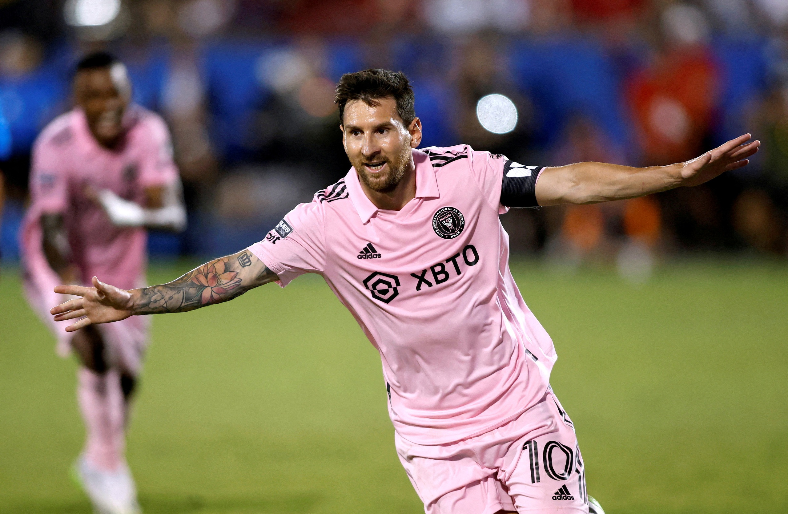 Messi giúp chiếc áo màu hồng của Inter Miami trở thành món hàng bán chạy nhất