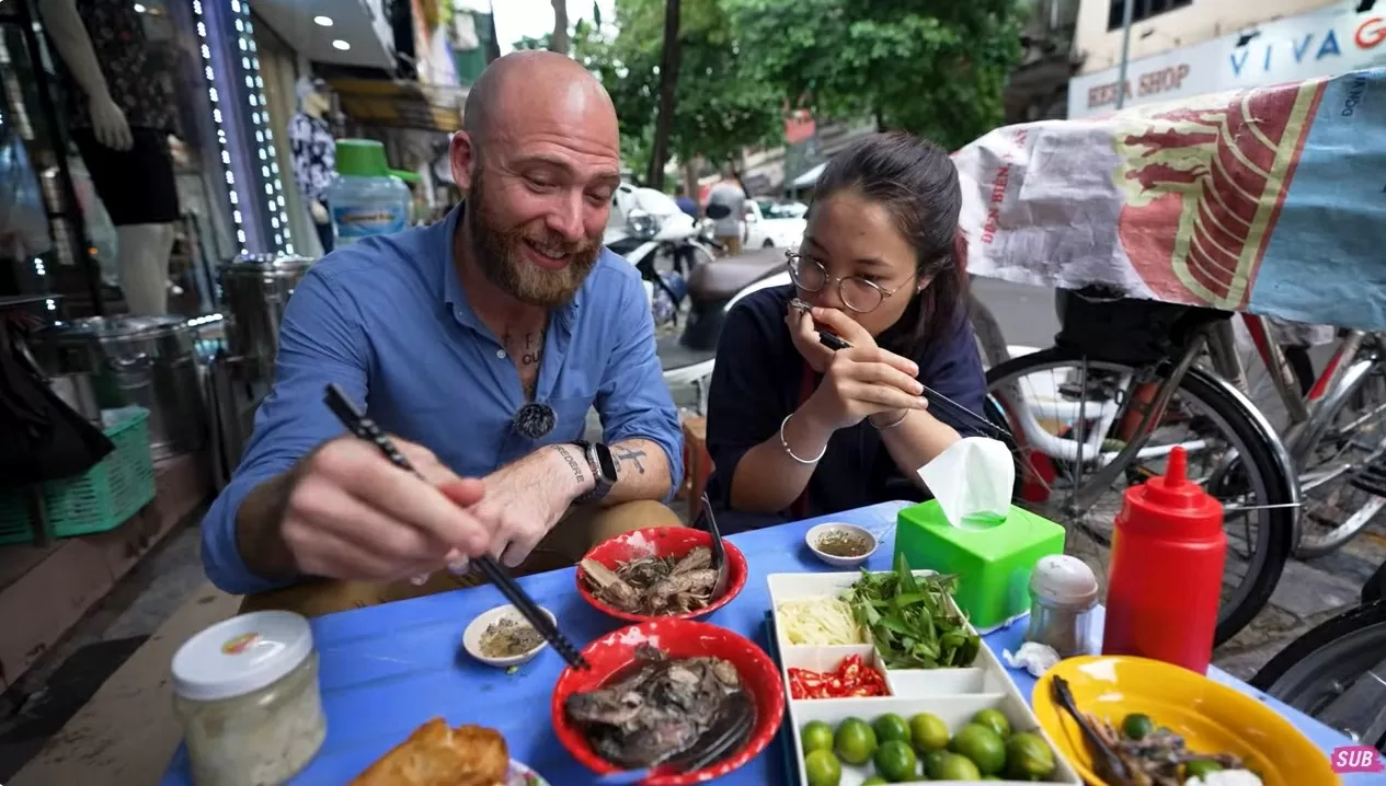 Khách Tây thử món lạ màu đen ở Hà Nội, xuýt xoa khen ngon