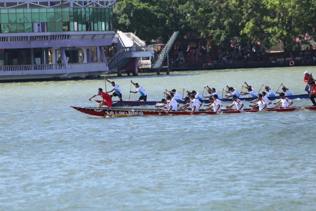 Không phục trọng tài, tay chèo dùng thuyền… chặn đường đua suốt 2 giờ - 1