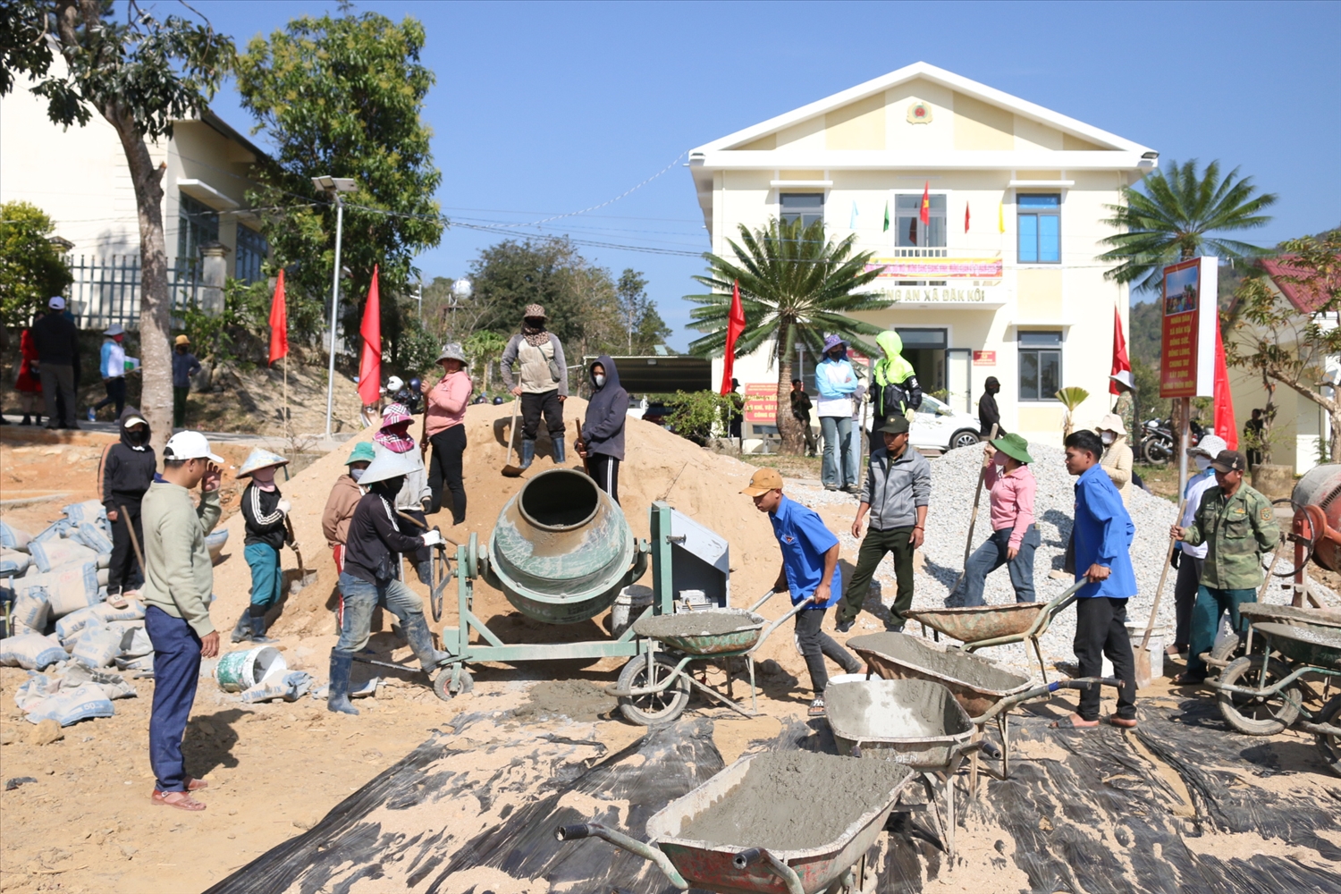 Nhân dân làng Kon Rlong, xã Đăk Kôi đóng góp ngày công tham gia làm sân bóng chuyền, phục vụ hoạt động thể dục thể thao trong làng Nhân dân làng Kon Rlong, xã Đăk Kôi đóng góp ngày công tham gia làm sân bóng chuyền, phục vụ hoạt động thể dục thể thao trong làng
