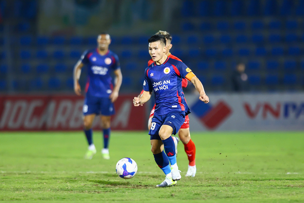 Lại chuyện mặt sân cỏ bị chê ở V-League- Ảnh 1.