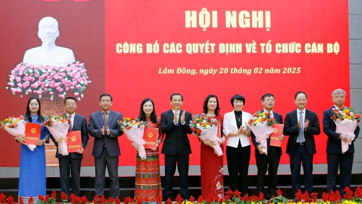 Sở Dân tộc và Tôn giáo tỉnh đi vào hoạt động từ ngày 01/3/2025, Giám đốc Sở là bà Cil Bri theo Quyết định bổ nhiệm số 347/QĐ-UBND của Chủ tịch UBND tỉnh Lâm Đồng. (Trong ảnh: Lãnh đạo tỉnh Lâm Đồng trao quyết định bổ nhiệm Giám đốc 6 Sở mới ngày 20/2/2025)