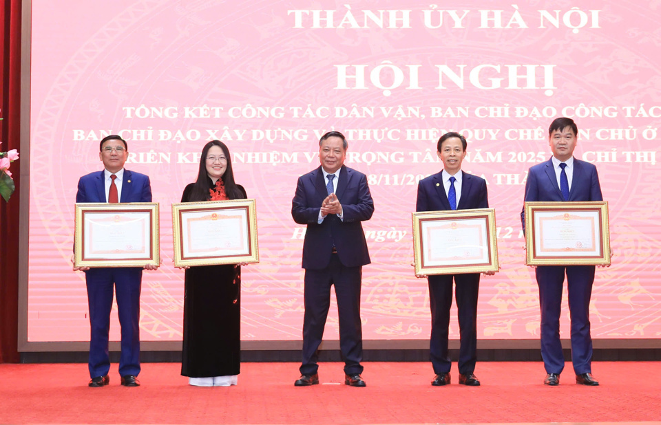 Thừa uỷ quyền của Thủ tướng Chính phủ, Phó Bí thư Thường trực Thành uỷ Nguyễn Văn Phong trao Bằng khen của Thủ tướng Chính phủ cho 4 tập thể có thành tích xuất sắc trong công tác dân vận.