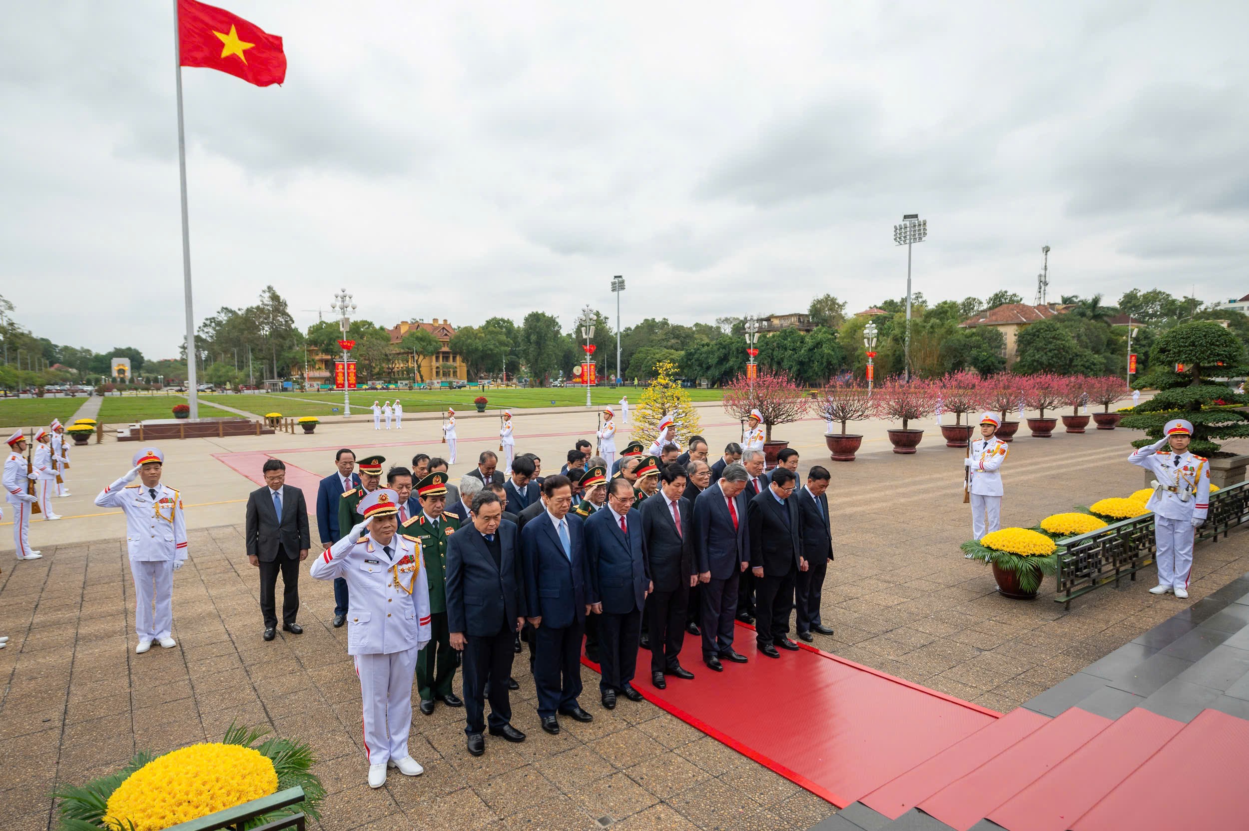 Đoàn đại biểu Ban Chấp hành Trung ương Đảng, Chủ tịch nước, Quốc hội, Chính phủ, Ủy ban Trung ương Mặt trận Tổ quốc Việt Nam đặt vòng hoa, vào Lăng viếng Chủ tịch Hồ Chí Minh. (Ảnh: quochoi.vn)