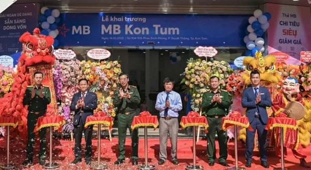 Các đại biểu cắt băng khai trương MB Kon Tum.