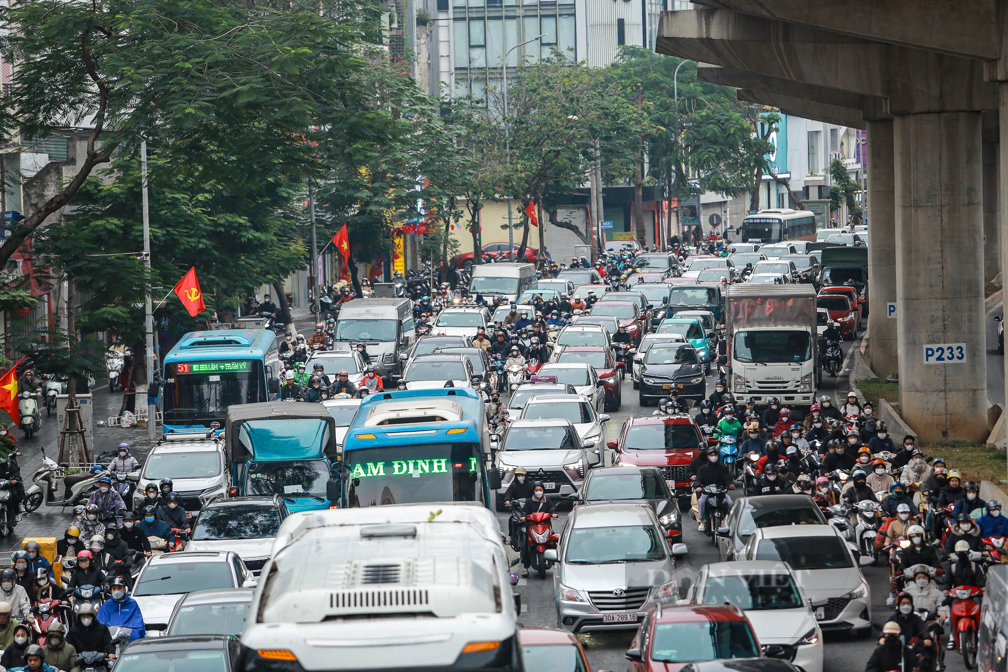 Người dân mặc áo mưa, trùm khăn kín mít co ro đi làm dưới trời lạnh “cắt da cắt thịt” - Ảnh 1.