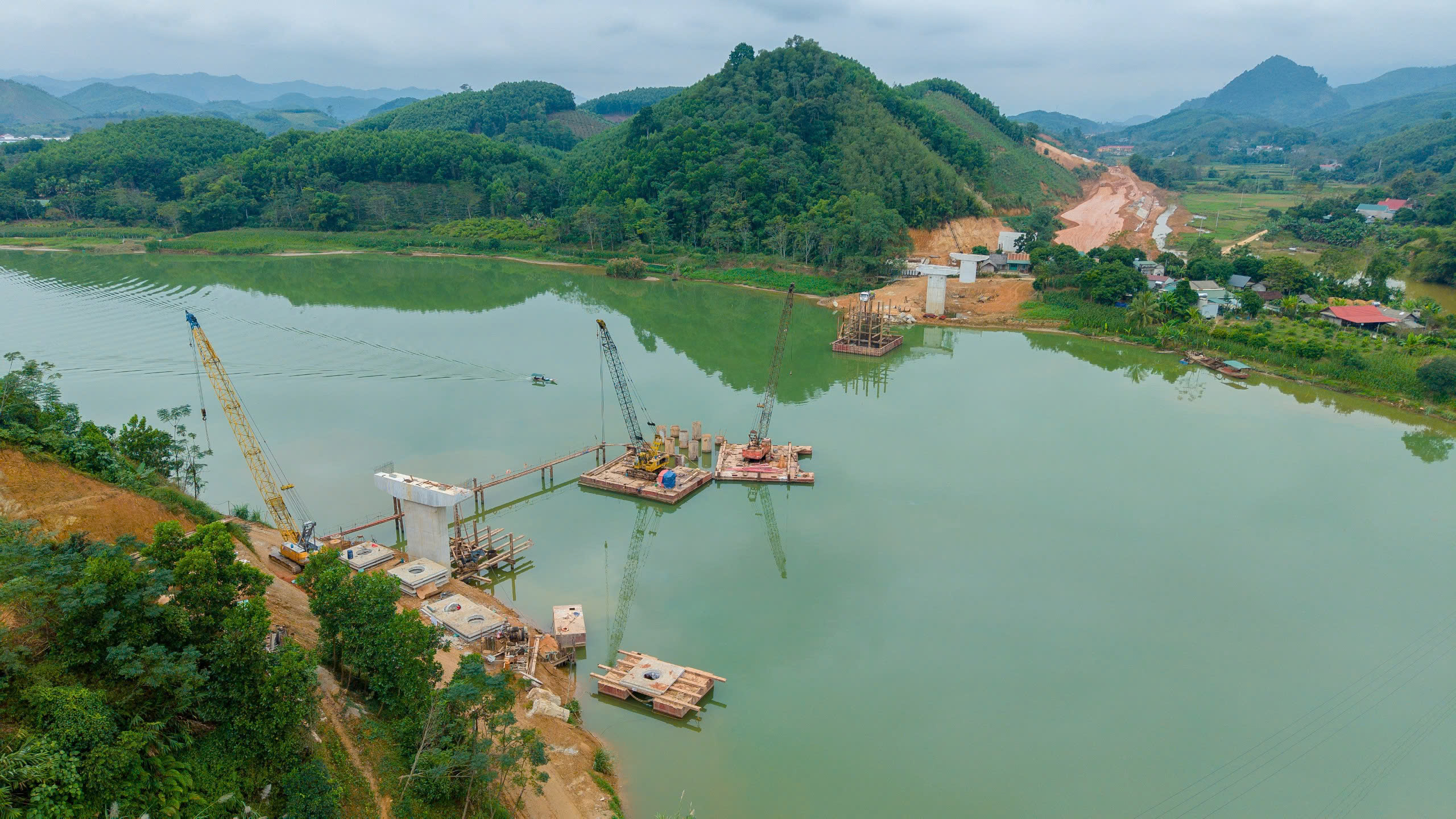 Mặt bằng cản tiến độ thi công cầu trên cao tốc Tuyên Quang - Hà Giang- Ảnh 1. Mặt bằng cản tiến độ thi công cầu trên cao tốc Tuyên Quang - Hà Giang- Ảnh 1.