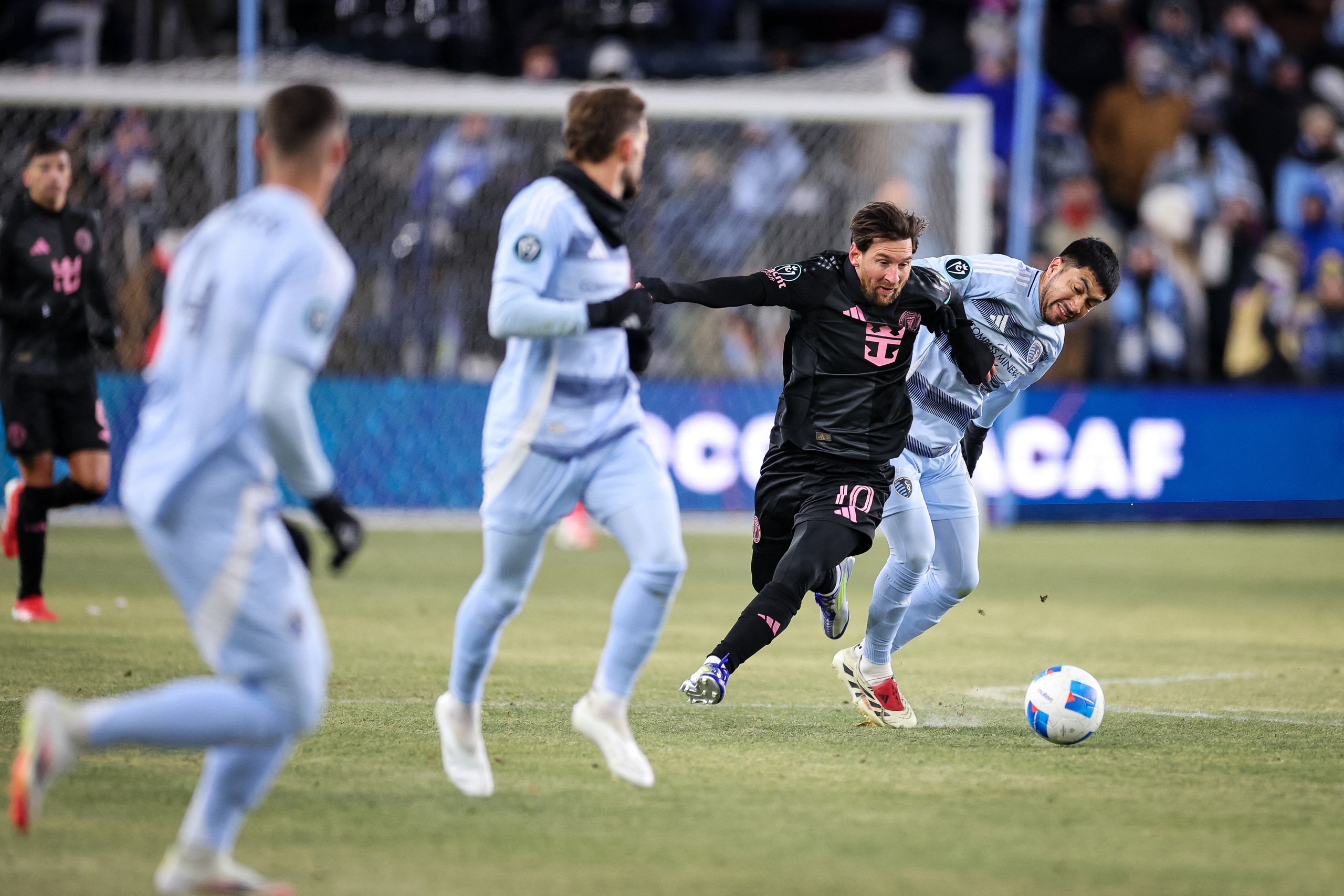 Messi ghi siêu phẩm trong trận đấu lạnh nhất tại nước Mỹ- Ảnh 1. Messi ghi siêu phẩm trong trận đấu lạnh nhất tại nước Mỹ- Ảnh 1.