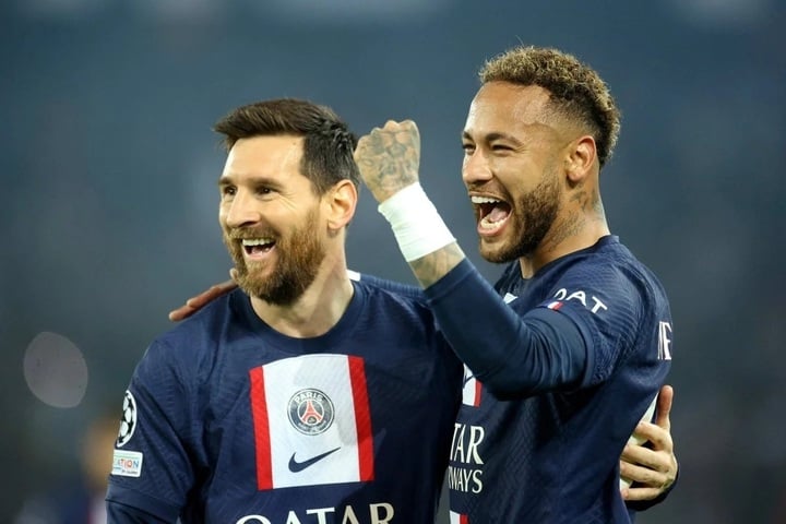 Messi học cách sút phạt đền của Neymar.