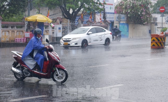 Mưa trái mùa trên diện rộng ở TPHCM ảnh 1