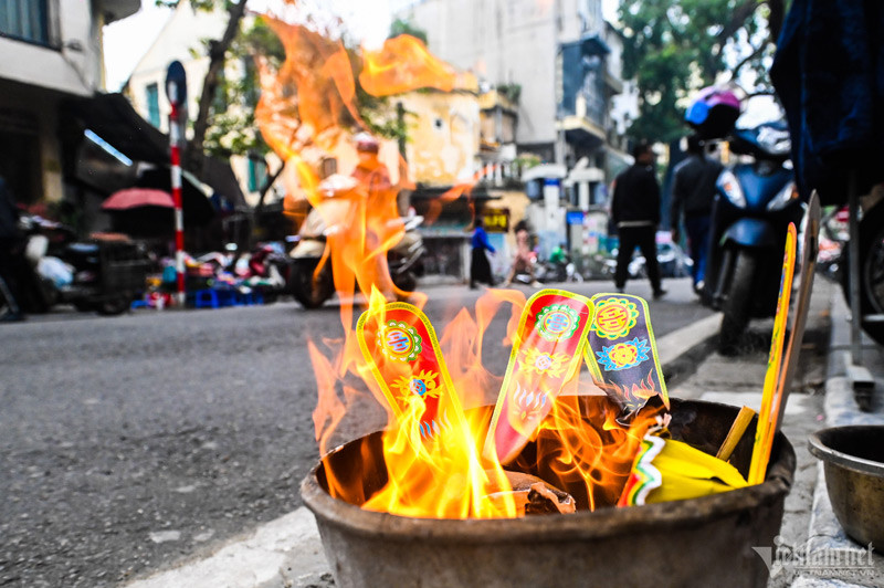 Ngăn mẹ chồng cuồng cúng bái đầu năm, con dâu 'ù tai' nghe lời nhiếc móc - Ảnh 1.