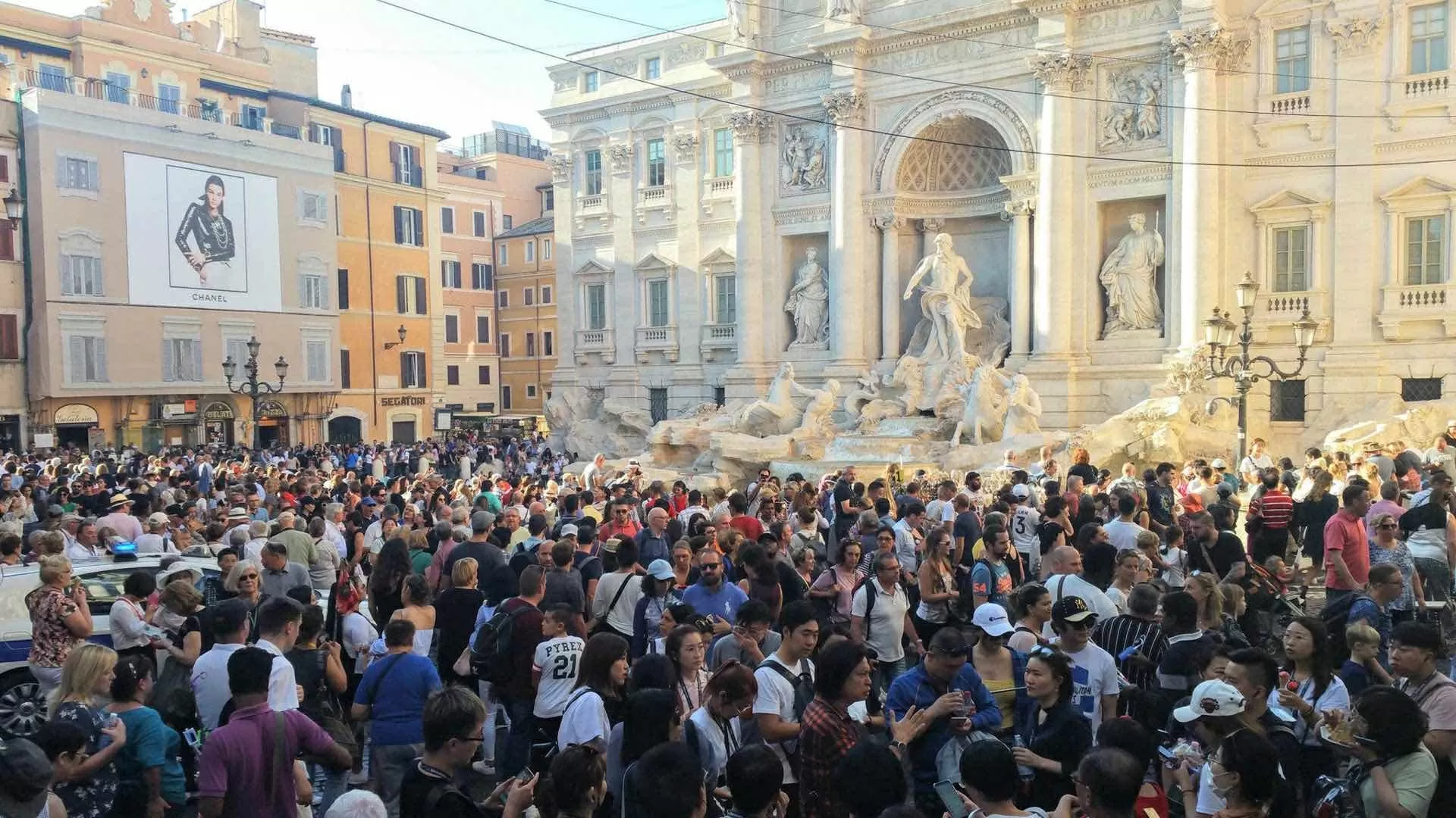 Du khách tại đài phun nước Trevi, Rome. Ảnh: Lý Dật Thụ