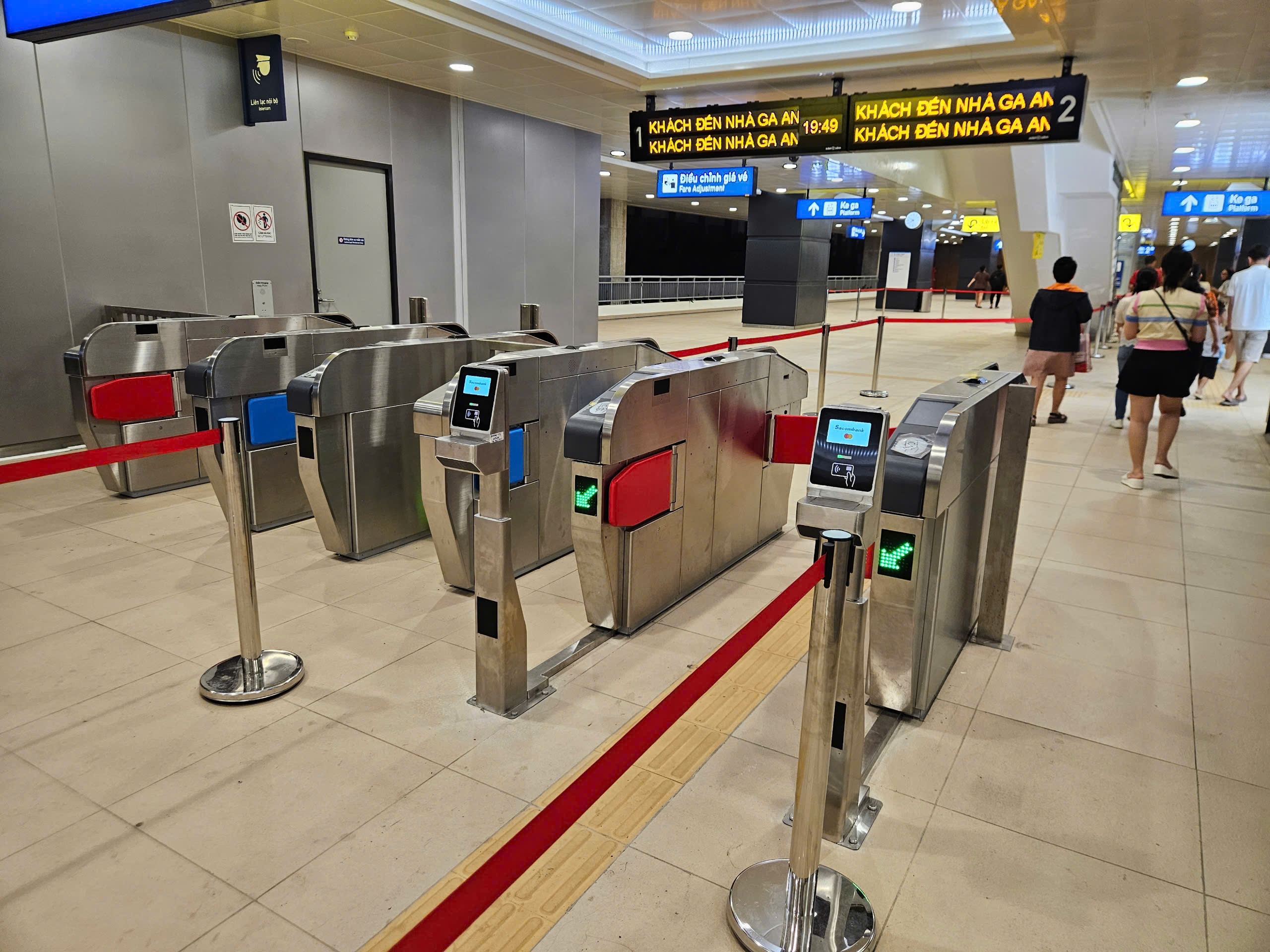 TP HCM: Người dân đã có thể dùng thẻ ATM để đi metro số 1- Ảnh 1. TP HCM: Người dân đã có thể dùng thẻ ATM để đi metro số 1- Ảnh 1.