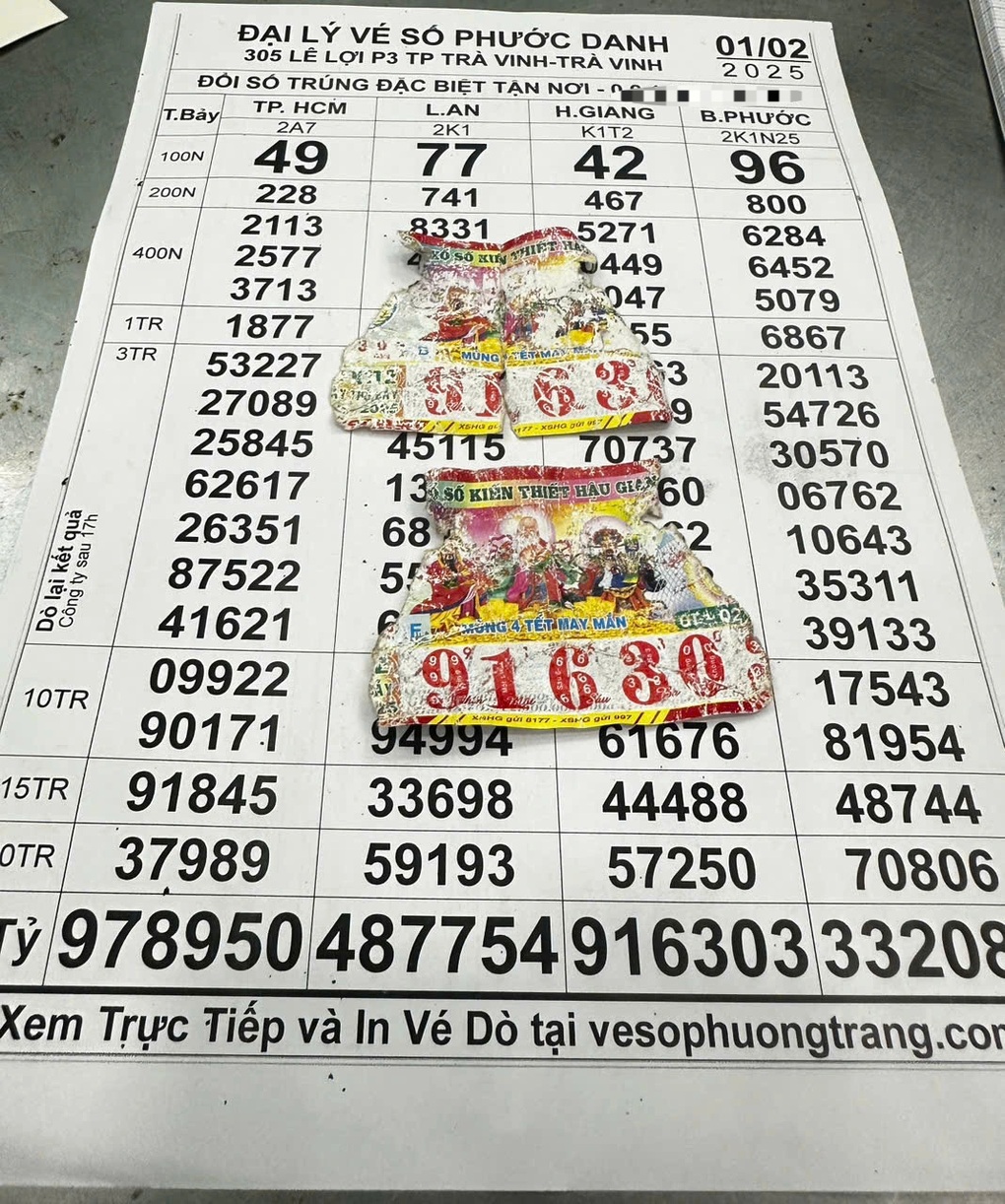 Người đàn ông lội ruộng bắt ba khía, làm ướt nhàu 2 tờ vé số giải độc đắc - 1 Người đàn ông lội ruộng bắt ba khía, làm ướt nhàu 2 tờ vé số giải độc đắc - 1