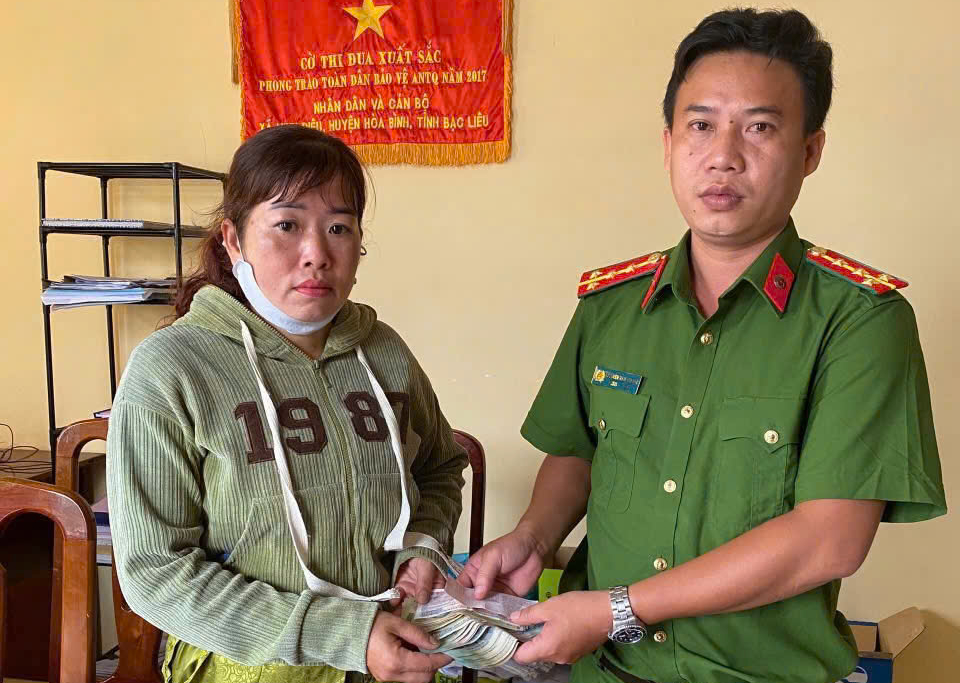 Người phụ nữ ở Bạc Liêu nhận lại 35 triệu đồng đánh rơi- Ảnh 1. Người phụ nữ ở Bạc Liêu nhận lại 35 triệu đồng đánh rơi- Ảnh 1.