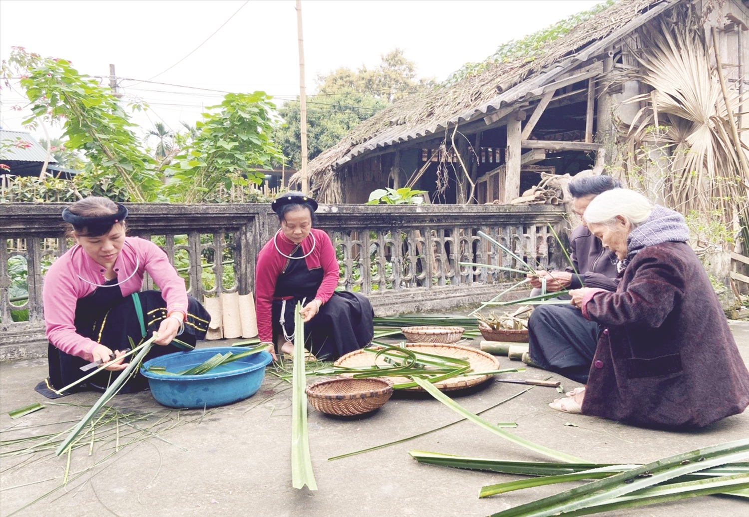 Đồng bào Cao Lan ở làng Ngọc Tân, xã Ngọc Quan, huyện Đoan Hùng làm bánh truyền thống trong Lễ hội truyền thống đình Ngọc Tân. Đồng bào Cao Lan ở làng Ngọc Tân, xã Ngọc Quan, huyện Đoan Hùng làm bánh truyền thống trong Lễ hội truyền thống đình Ngọc Tân.