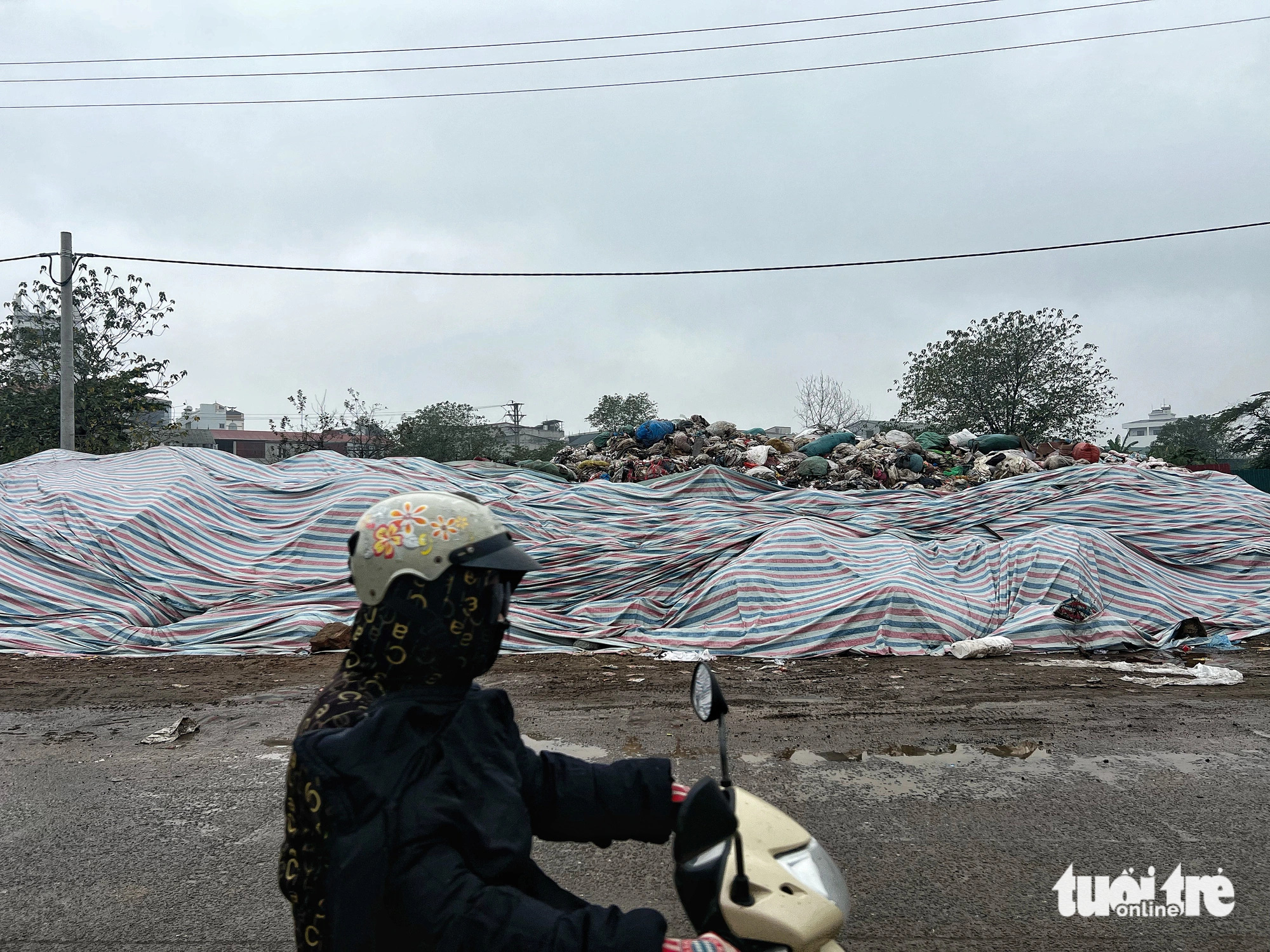 'Núi' bánh kẹo đổ trộm ở La Phù vẫn đang chất đống dù hai tuần đã trôi qua - Ảnh 1.