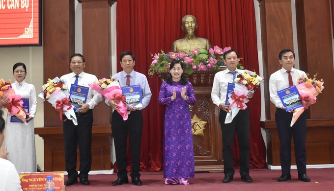 Bà Châu Thị Mỹ Phương, Chủ tịch HĐND tỉnh Tiền Giang, trao quyết định thành lập các sở mới cho lãnh đạo các đơn vị. Ảnh: Minh Đảm.