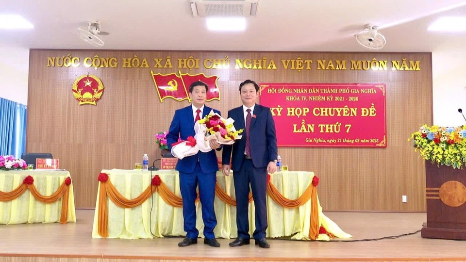 Ông Võ Phạm Xuân Lâm – UVBTV Tỉnh ủy Đắk Nông, Bí thư Thành ủy, Chủ tịch HĐND TP. Gia Nghĩa tặng hoa chúc mừng tân Chủ tịch UBND TP. Gia Nghĩa ông Ngô Đức Trọng.